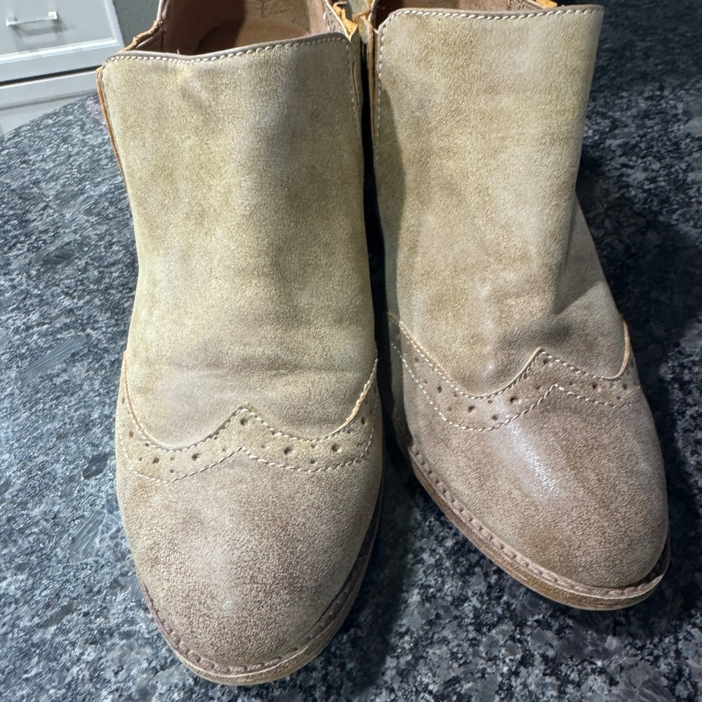 Eurosoft by Sofft Suede Leather Heeled Wingtip Ankle Booties, Women's Sz 11 - Picture 2 of 10
